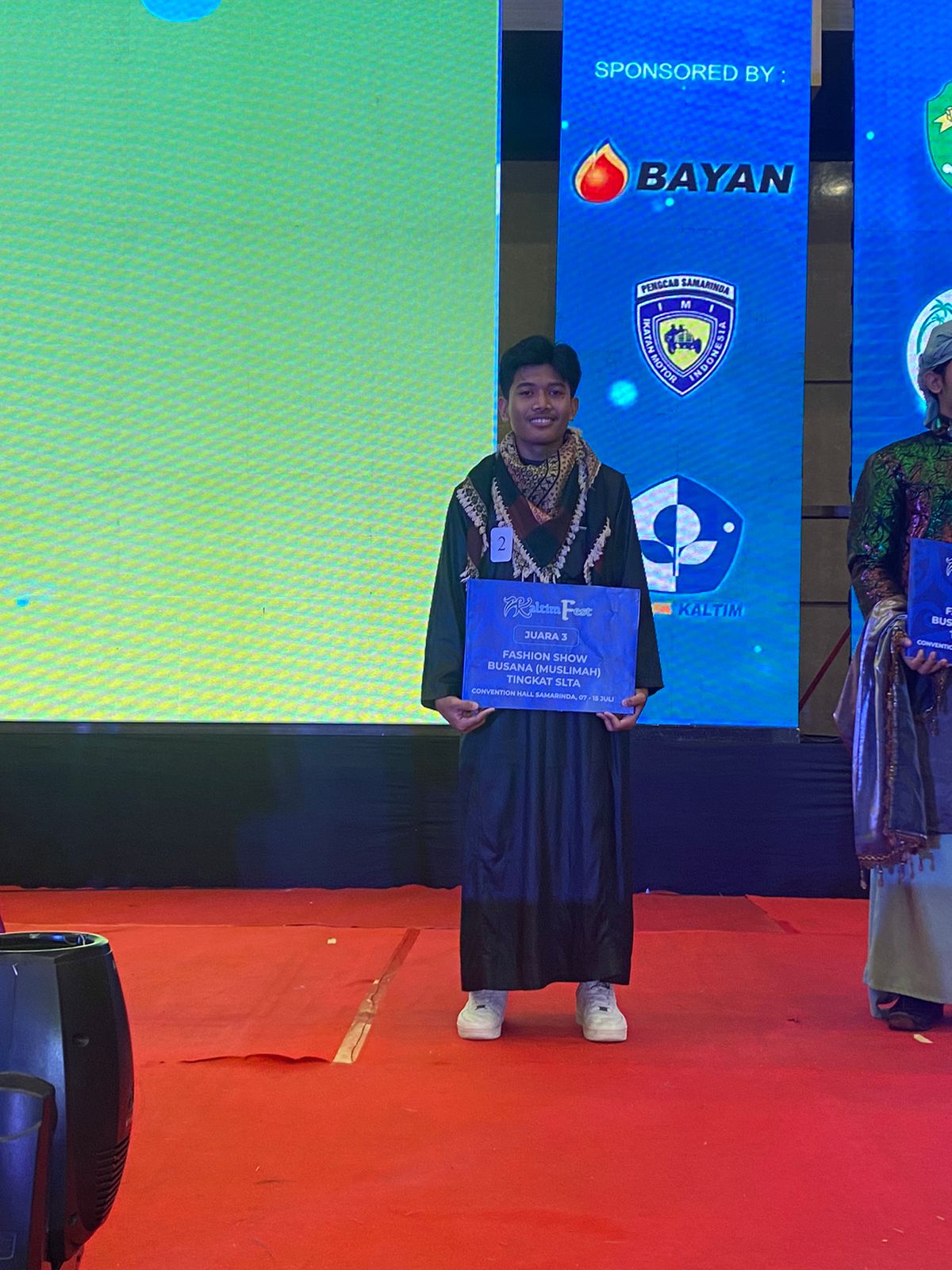 SANTRI SMA ISTIQAMAH MUHAMMADIYAH BOARDING SCHOOL RAIH JUARA 3 PADA AJANG “FASHION SHOW BUSANA MUSLIM” KALTIM FEST 2023