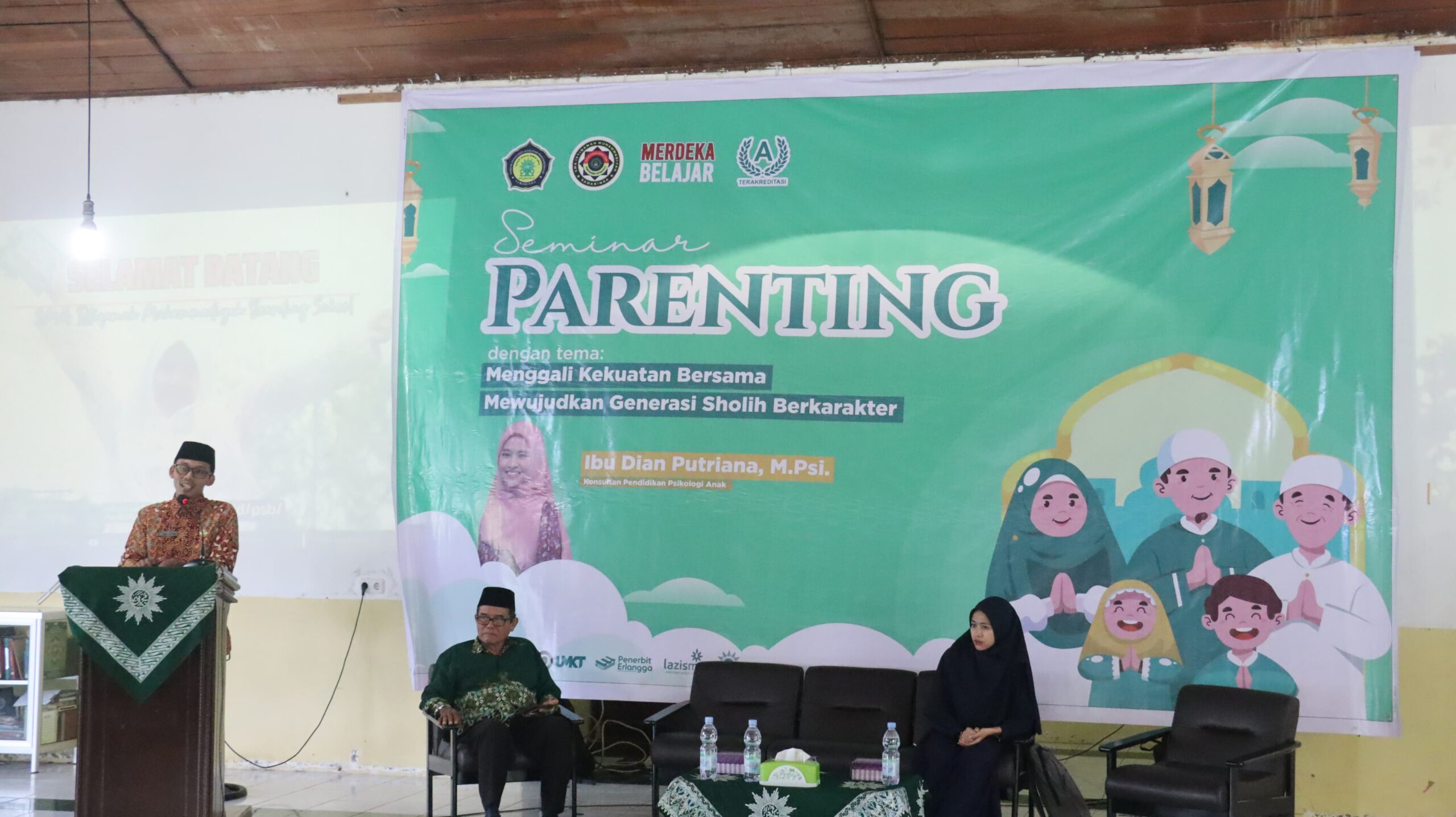Seminar Parenting SMA Istiqamah Muhammadiyah dengan Tema “Menggali Kekuatan Bersama Mewujudkan Generasi Sholih Berkarakter”