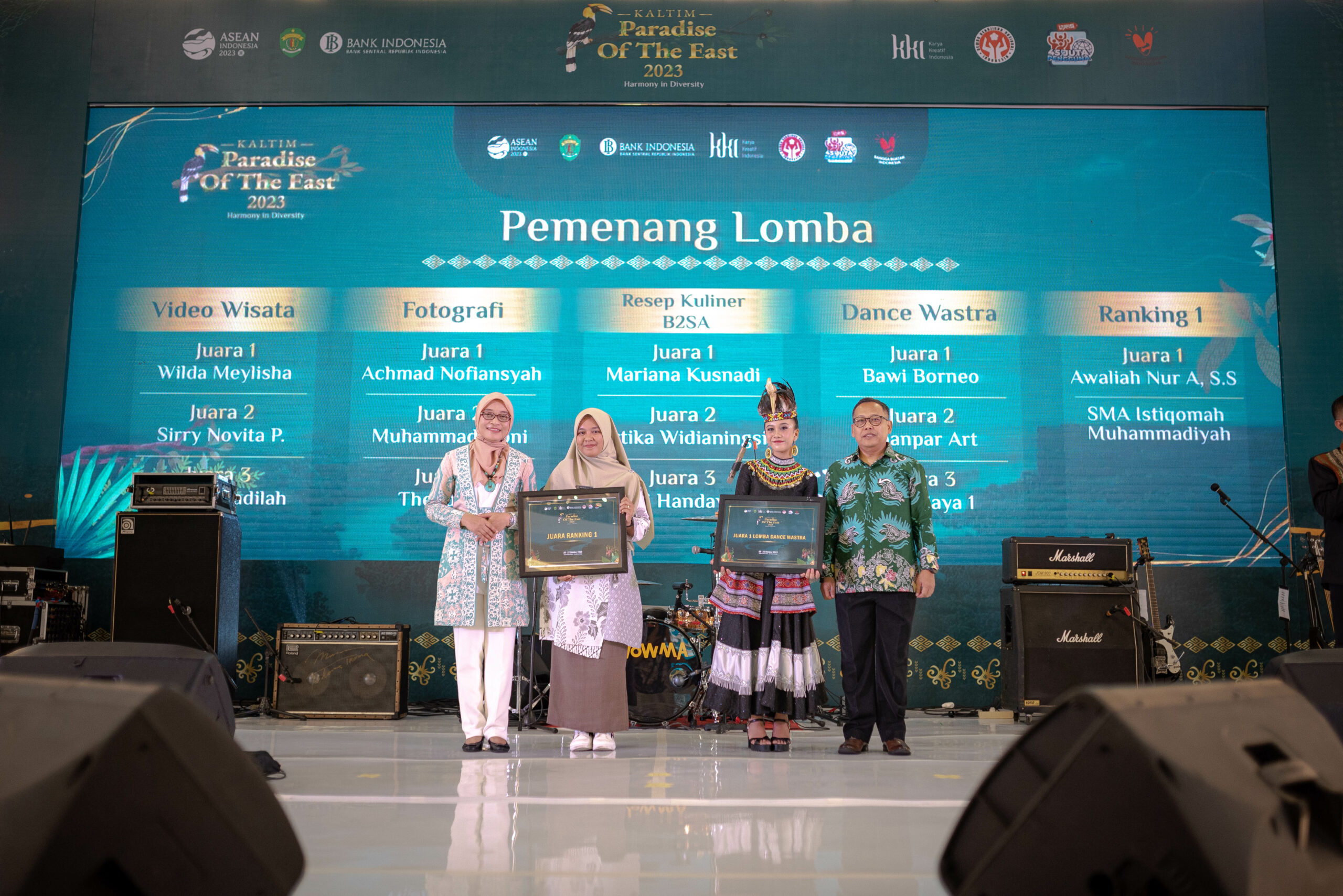 Ibu Sri Wahyuni Sekda Kalimantan Timur Memberi Penghargaan Kepada Guru Pemenang Lomba Rangking 1 Bank Indonesia