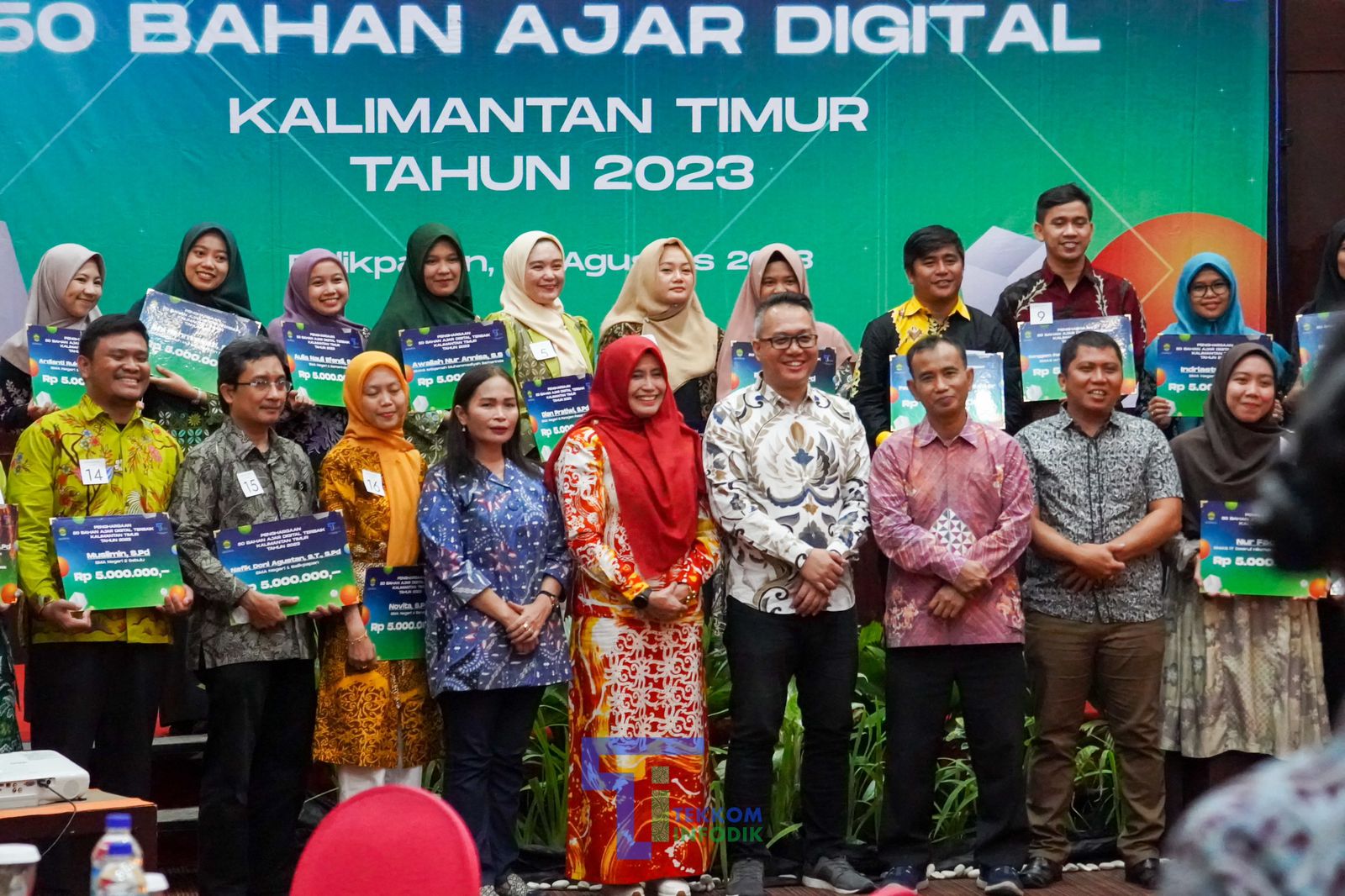 Prestasi guru SMAIM dalam Anugerah 50 Bahan Ajar Digital se-Kalimantan Timur.