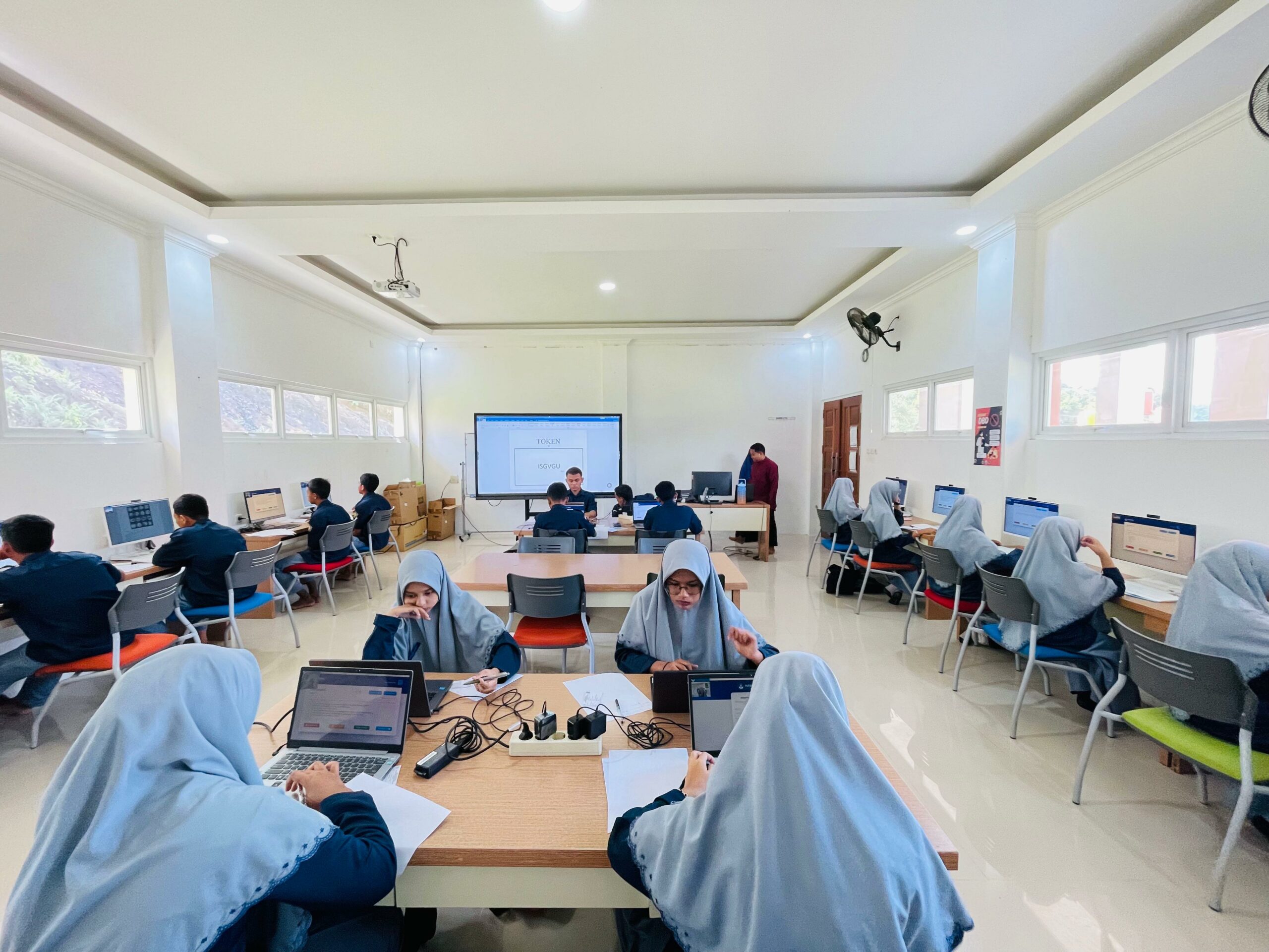 Generasi Juara Sains: Santri SMAIM Mengikuti Simulasi OSN-K 2025