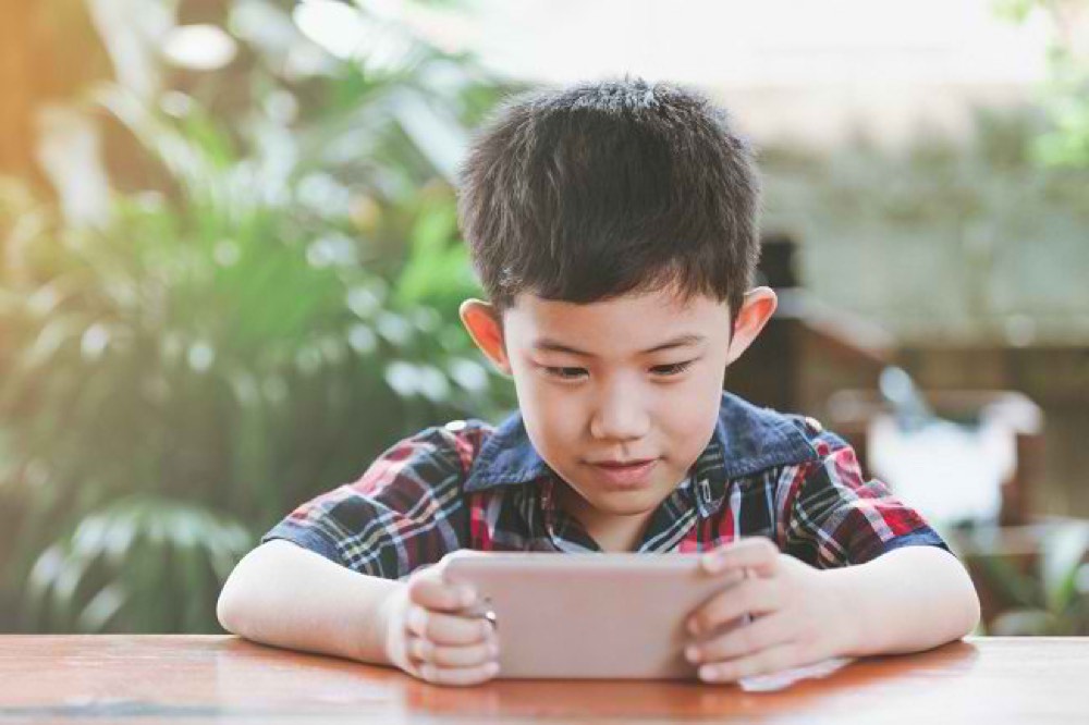 Alasan Kita Harus Memantau Anak Saat Memengang Handphone