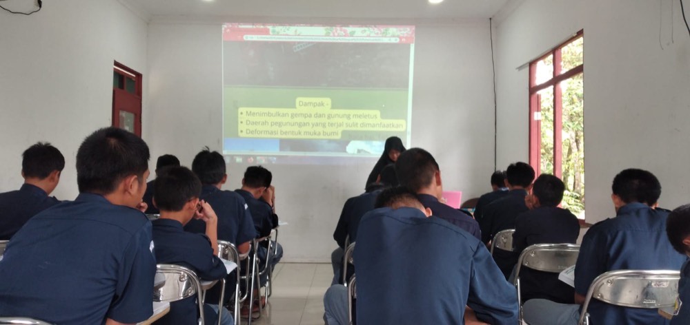 Mana yang Lebih Utama Belajar Atau Membersihkan Sampah di Kelas ?
