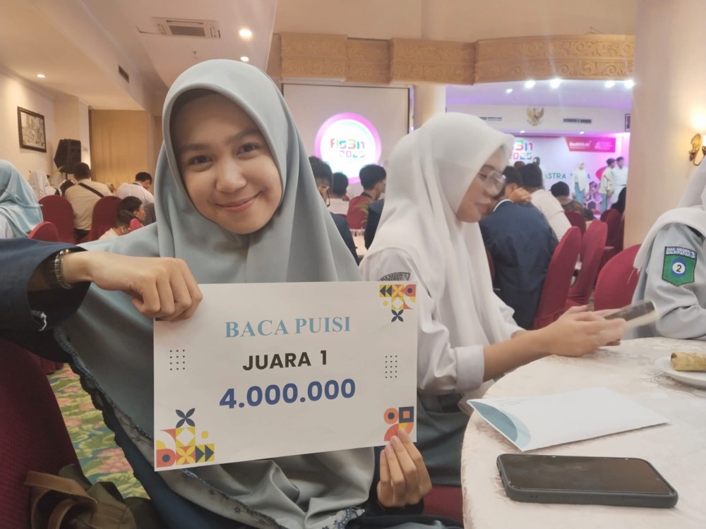 Kata yang Menggema: Syifa Putri Anggraini Faisal Juara 1 FLS3N Provinsi 2025 Lomba Baca Puisi