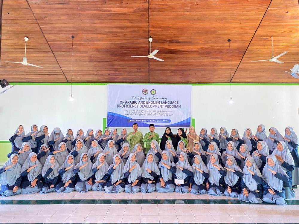 Bahasa Sebagai Jembatan Peradaban: Pembukaan Pengembangan Kemampuan Bahasa Arab dan Inggris di SMA Istiqamah Muhammmadiyah